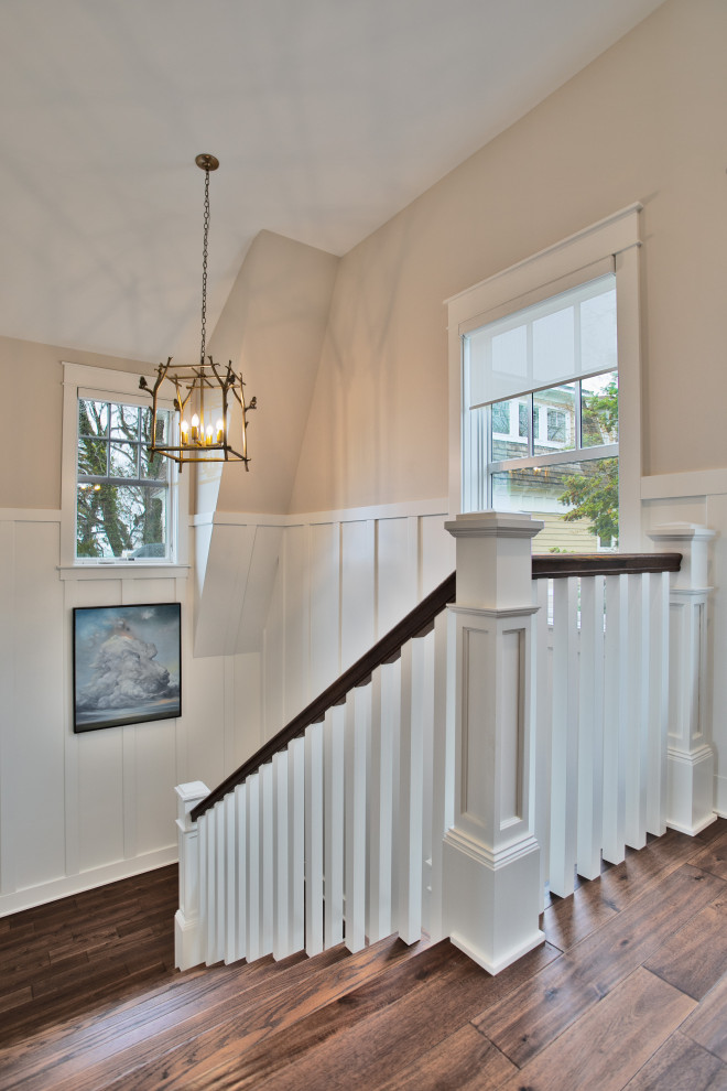 Источник вдохновения для домашнего уюта: п-образная лестница в морском стиле с деревянными ступенями, крашенными деревянными подступенками, деревянными перилами и панелями на стенах