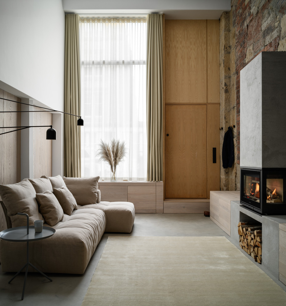 Стильный дизайн: гостиная комната в стиле рустика с тюлем на окнах - последний тренд