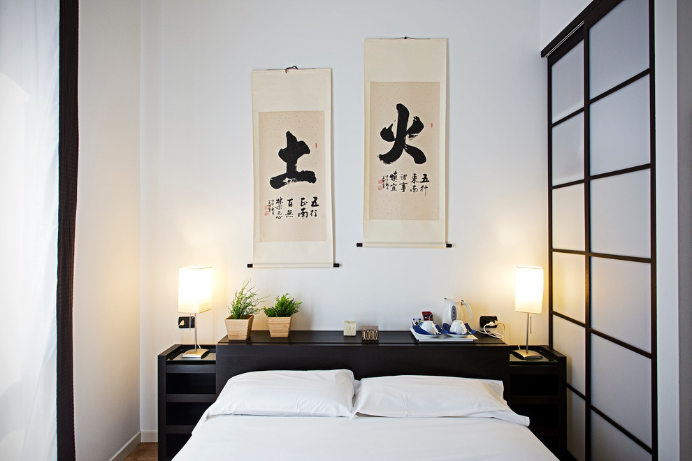 Imagen de dormitorio principal asiático con paredes blancas