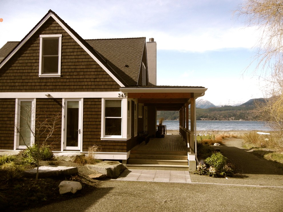 Design ideas for a traditional brown exterior in Seattle.