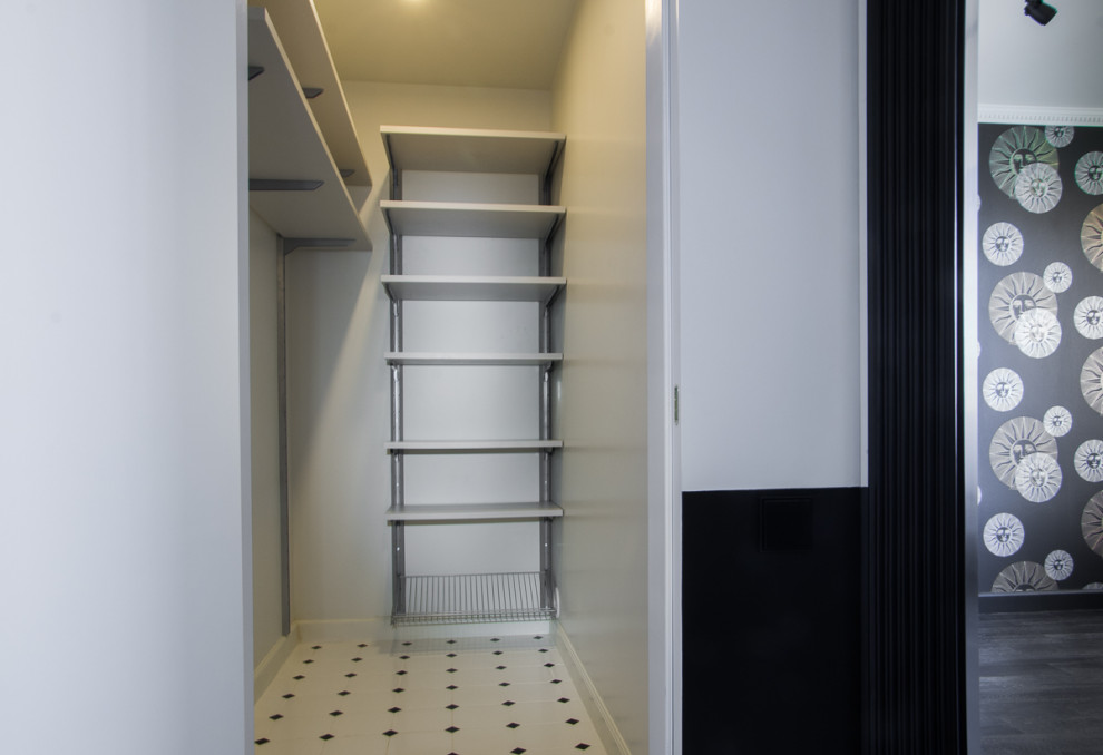 Черный, белый, золотой.