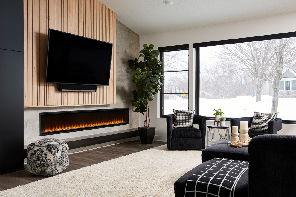 Пример оригинального дизайна: большая открытая гостиная комната в современном стиле с серыми стенами, полом из винила, горизонтальным камином, телевизором на стене, коричневым полом и деревянными стенами