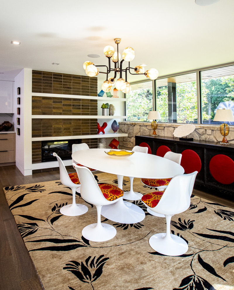 Ispirazione per un angolo colazione minimalista di medie dimensioni con pareti bianche, parquet chiaro e pavimento marrone