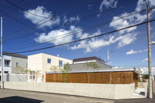 雁木の家 moderno-fachada
