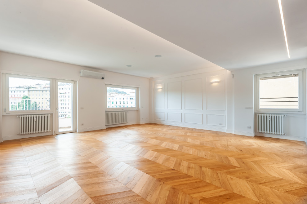 Cette image montre un grand salon minimaliste ouvert avec une salle de réception, un mur blanc, parquet clair, une cheminée ribbon, un téléviseur encastré et boiseries.