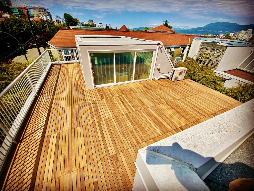 Ispirazione per una grande terrazza minimalista sul tetto e sul tetto con nessuna copertura e parapetto in metallo