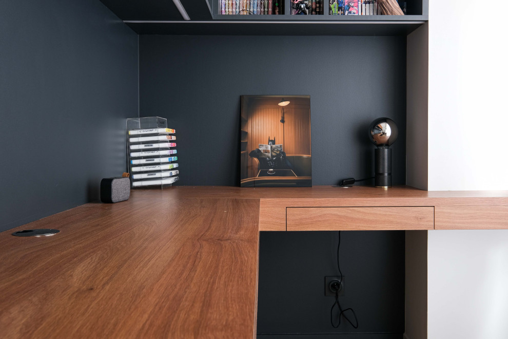 Идея дизайна: рабочее место среднего размера в современном стиле с черными стенами и встроенным рабочим столом