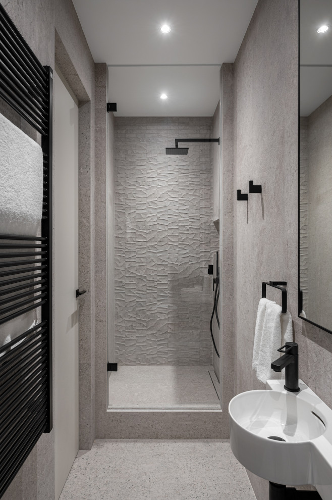 Modern inredning av ett litet vit vitt badrum med dusch, med släta luckor, svarta skåp, en dusch i en alkov, beige kakel, keramikplattor, beige väggar, klinkergolv i porslin, ett väggmonterat handfat, beiget golv och dusch med gångjärnsdörr