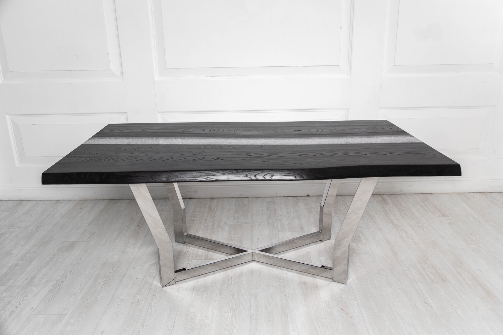 Стол-река из черного ясеня Black Diamond