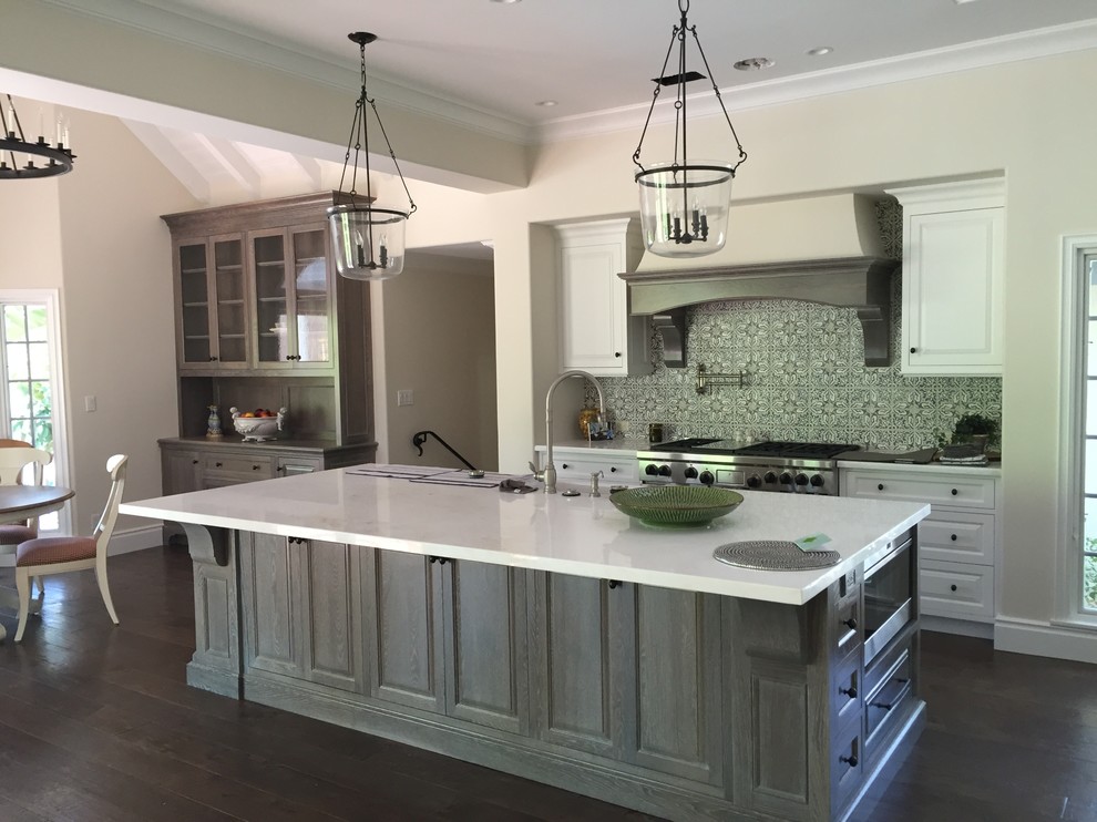 This is an example of a traditional kitchen in Los Angeles.