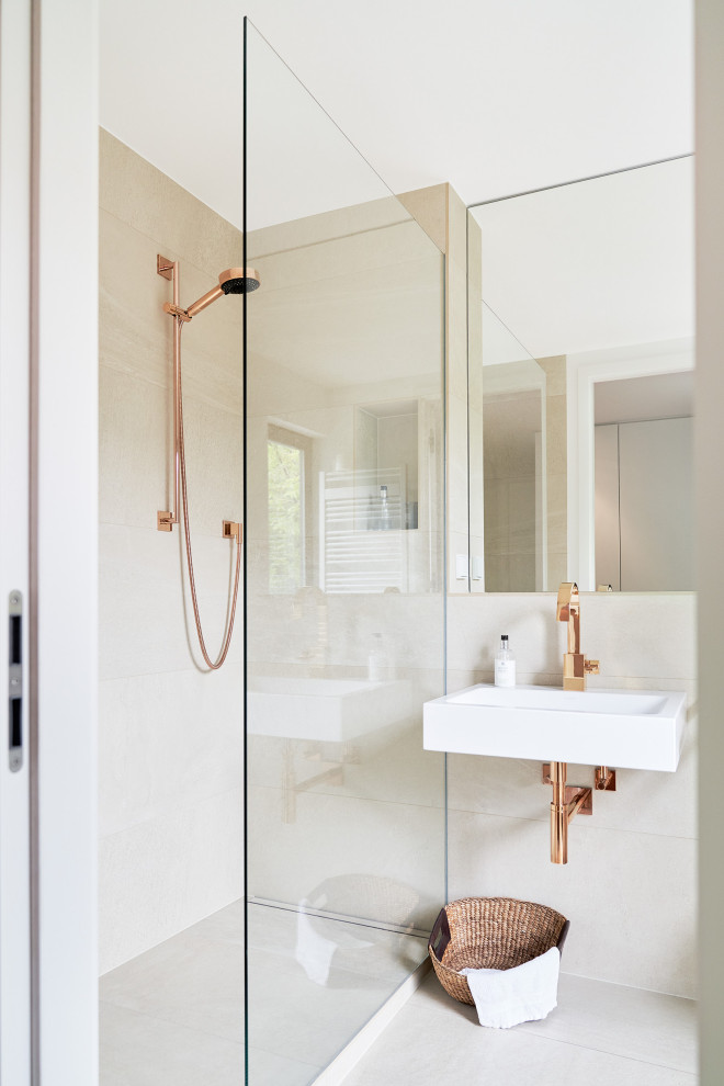 На фото: ванная комната в современном стиле с подвесной раковиной, бежевым полом, открытым душем и тумбой под одну раковину с