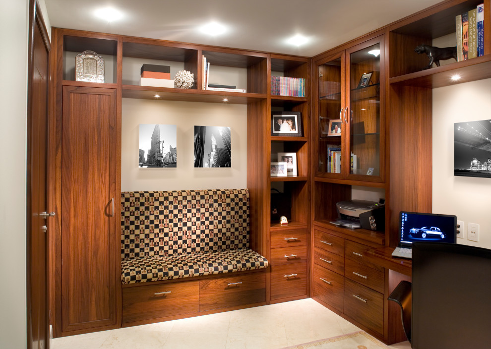 Modelo de despacho actual de tamaño medio sin chimenea con paredes beige, suelo de mármol, escritorio empotrado y suelo beige