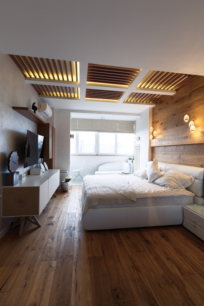 Photo of a mid-sized modern master bedroom in Moscow with white walls.