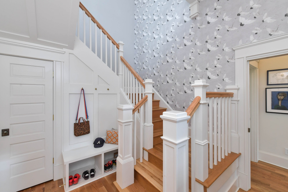 Стильный дизайн: большая п-образная деревянная лестница в классическом стиле с деревянными перилами, деревянными ступенями и обоями на стенах - последний тренд