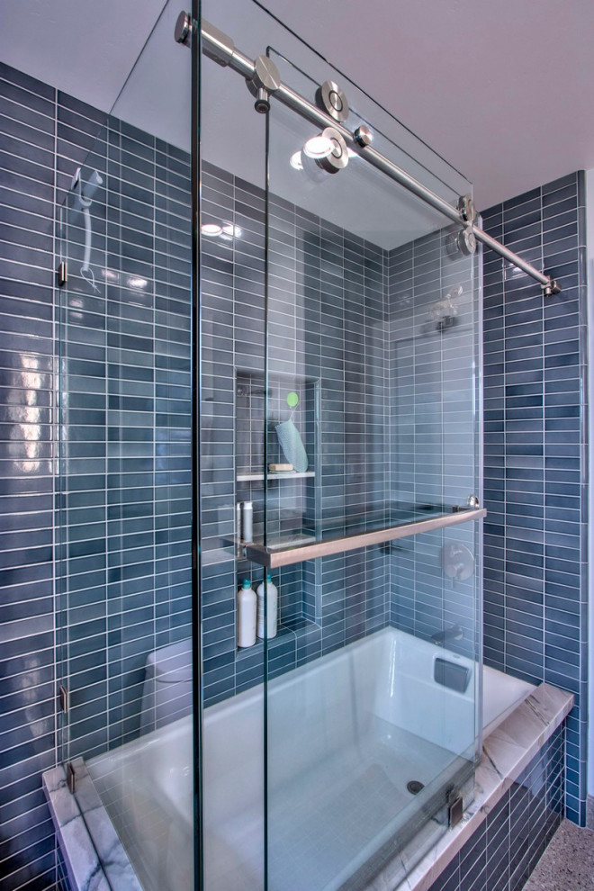 Esempio di una piccola stanza da bagno moderna con ante lisce, ante blu, vasca ad angolo, doccia ad angolo, piastrelle blu, pavimento alla veneziana, lavabo sottopiano, top in quarzite, porta doccia scorrevole, top bianco, un lavabo e mobile bagno incassato