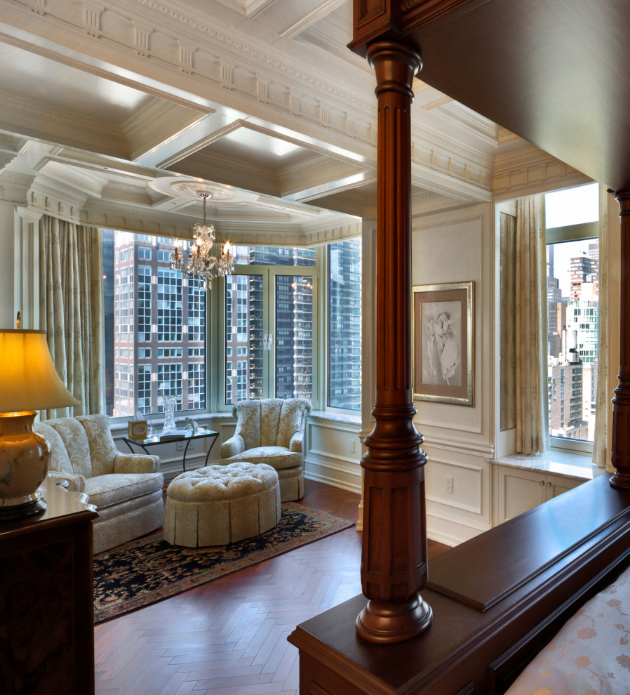 Geräumiges Klassisches Hauptschlafzimmer ohne Kamin mit weißer Wandfarbe, braunem Holzboden, braunem Boden, Kassettendecke und Wandpaneelen in New York