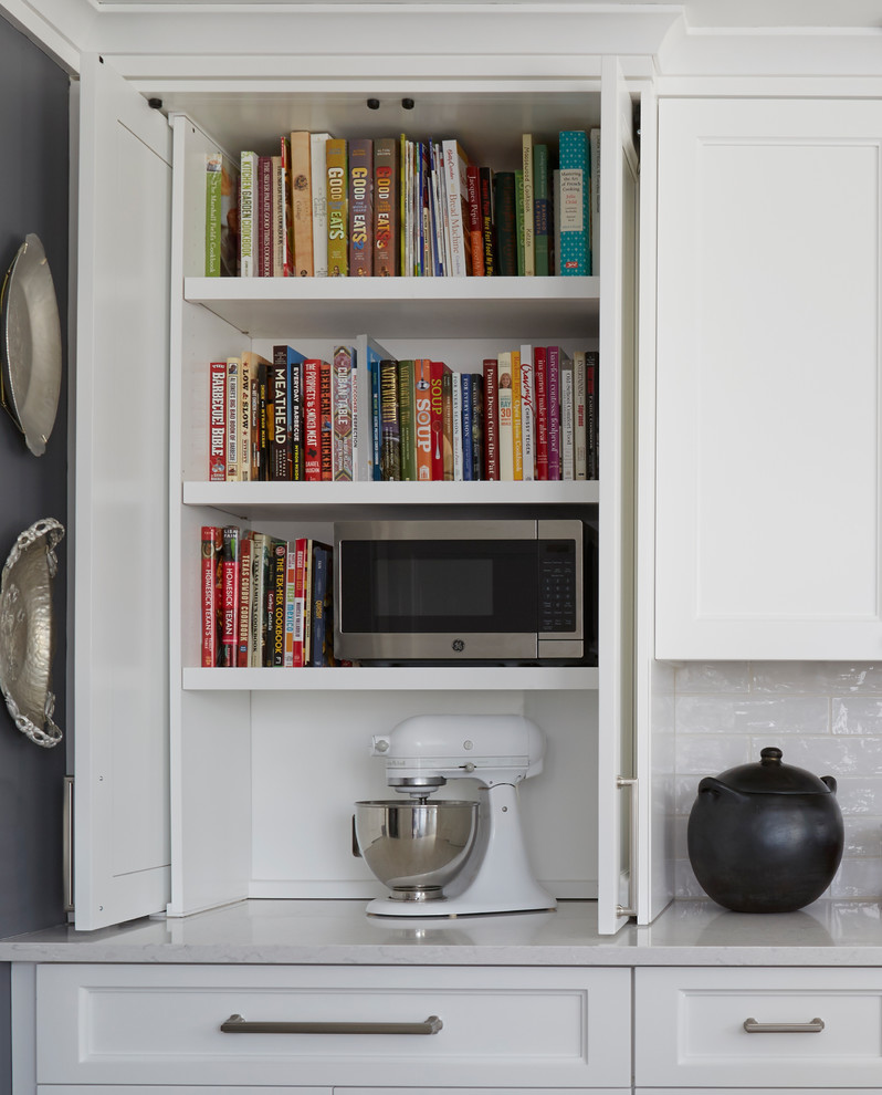 Transitional home design photo in Chicago