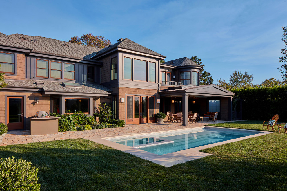 Example of a beach style home design design in Los Angeles