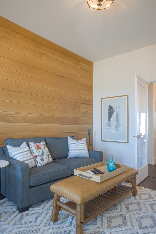 Стильный дизайн: маленькая изолированная гостиная комната в стиле модернизм с белыми стенами, темным паркетным полом, телевизором на стене, коричневым полом и деревянными стенами для на участке и в саду - последний тренд