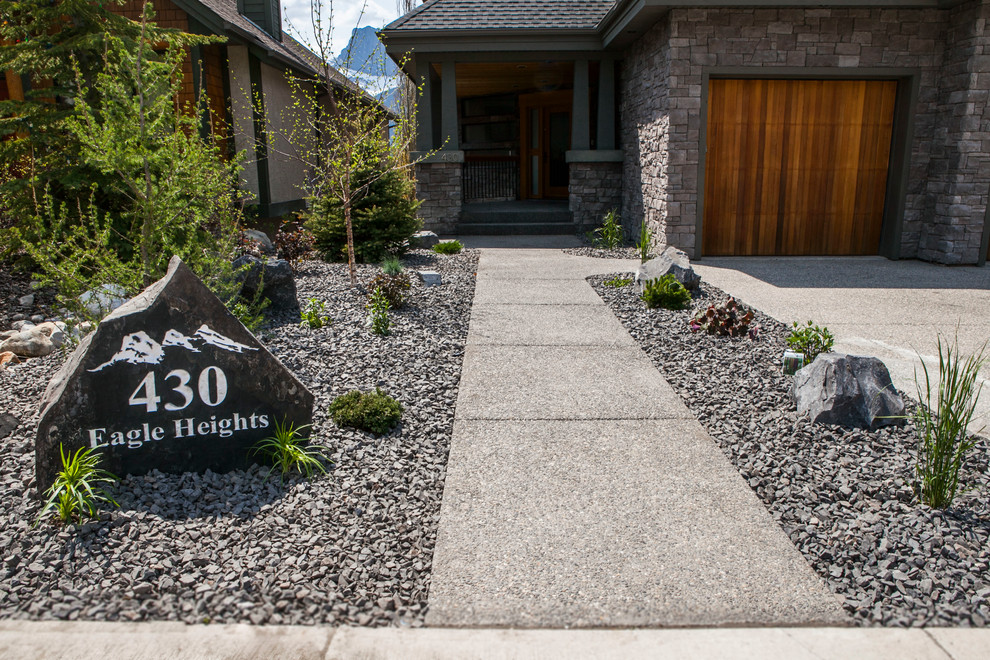 Example of a mountain style home design design in Calgary