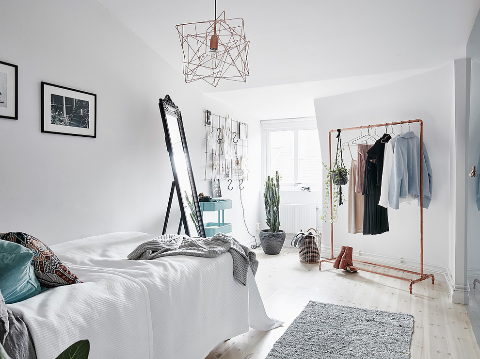 Design ideas for a scandinavian kids' room for girls in Gothenburg with white walls.