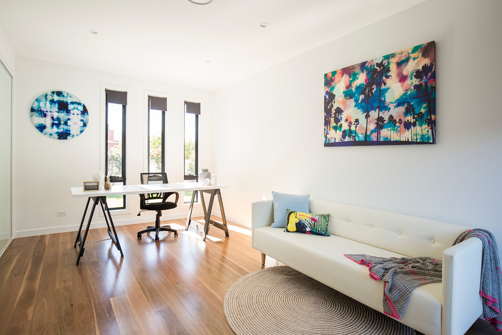 Contemporary home office in Gold Coast - Tweed.