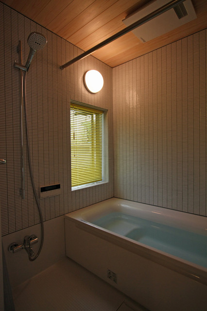中野の家 contemporaneo-stanza-da-bagno