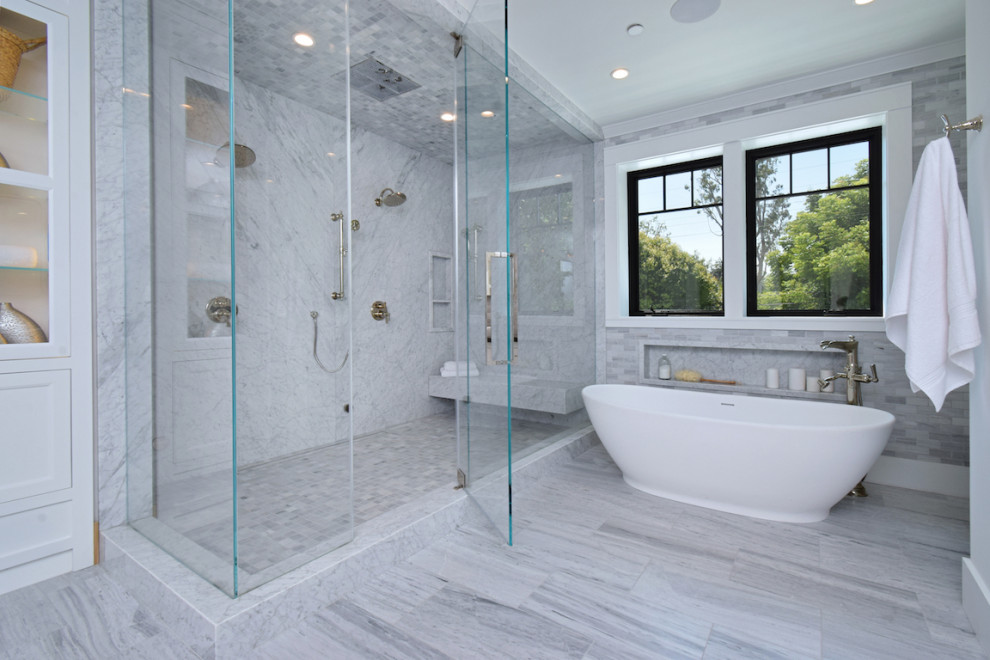 Ispirazione per una grande stanza da bagno padronale country con vasca freestanding, doccia ad angolo, piastrelle grigie, piastrelle di marmo, pareti grigie e pavimento in gres porcellanato