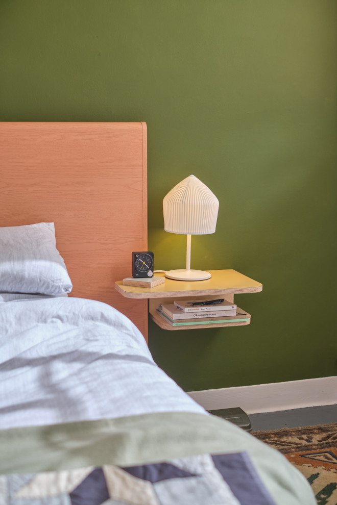 На фото: хозяйская спальня среднего размера в стиле модернизм с зелеными стенами, бетонным полом, серым полом и кирпичными стенами