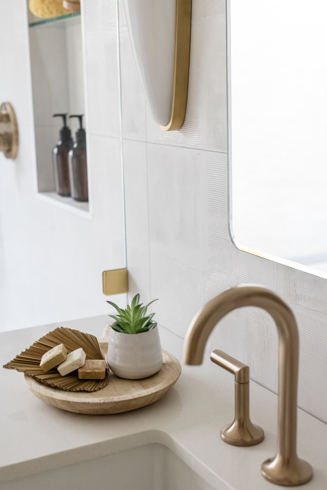 Inredning av ett modernt vit vitt en-suite badrum, med ett fristående badkar, vit kakel, keramikplattor, ett undermonterad handfat, bänkskiva i kvarts och med dusch som är öppen
