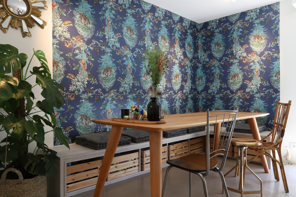 Aménagement d'une salle à manger contemporaine avec une banquette d'angle, un mur multicolore, un sol gris et du papier peint.