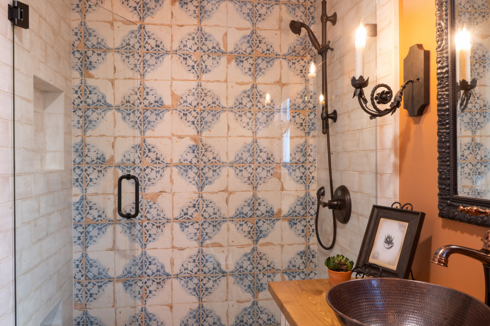 Idéer för att renovera ett litet medelhavsstil brun brunt badrum med dusch, med möbel-liknande, vita skåp, en dusch i en alkov, en toalettstol med hel cisternkåpa, beige kakel, porslinskakel, orange väggar, vinylgolv, ett fristående handfat, träbänkskiva, beiget golv och dusch med gångjärnsdörr