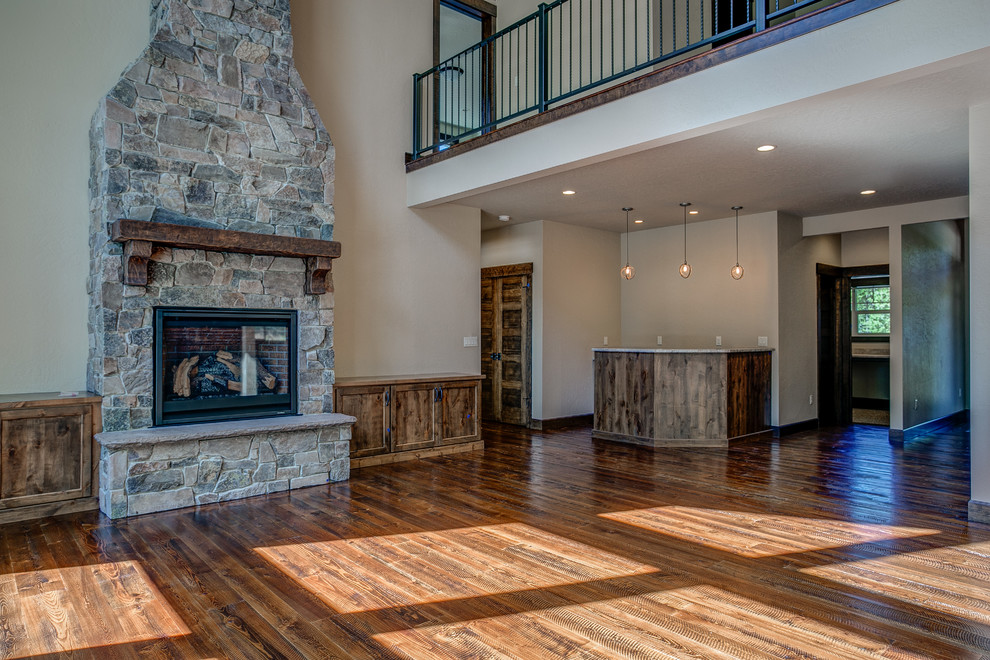 Mountain style home design photo in Seattle