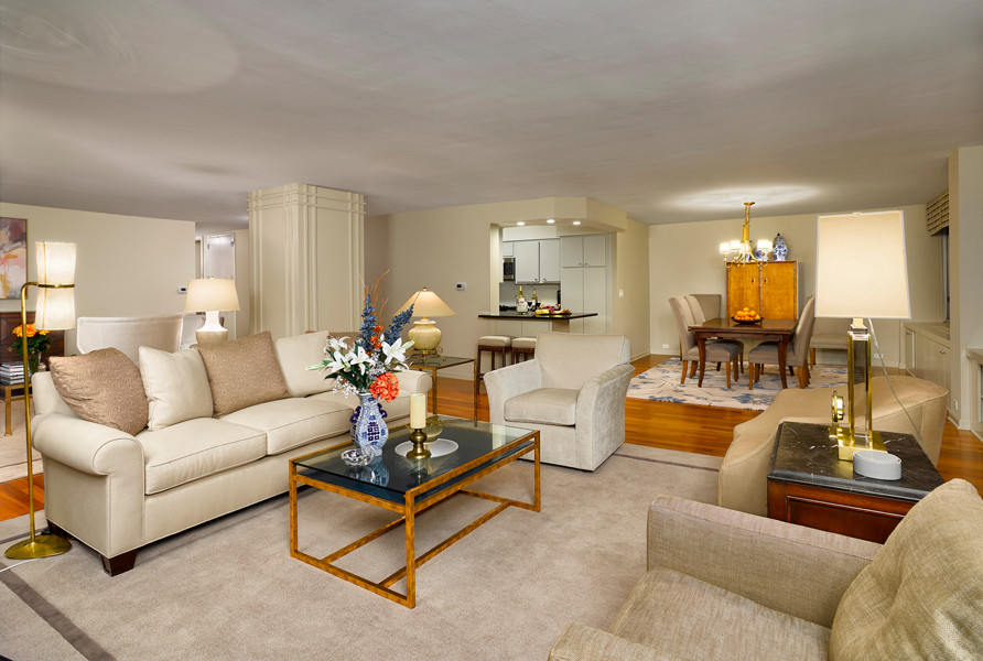 Esempio di un grande soggiorno boho chic aperto con pareti beige, moquette, TV nascosta e pavimento marrone