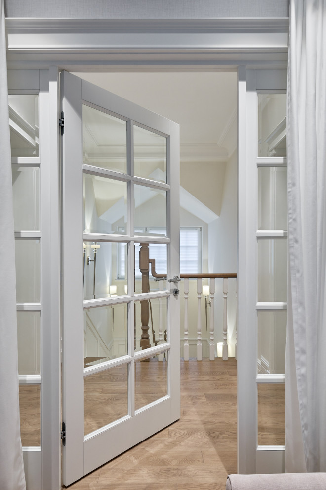 Белый Леон в светлом интерьере