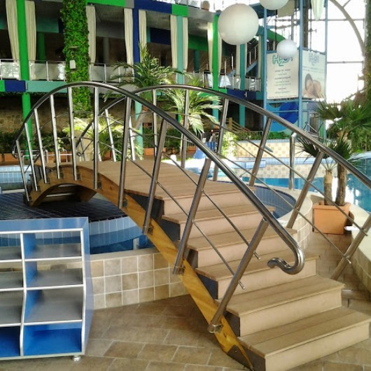 Перила из нержавейки в аквпарке.