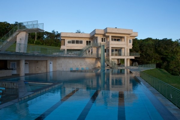 Backyard contemporain-facade