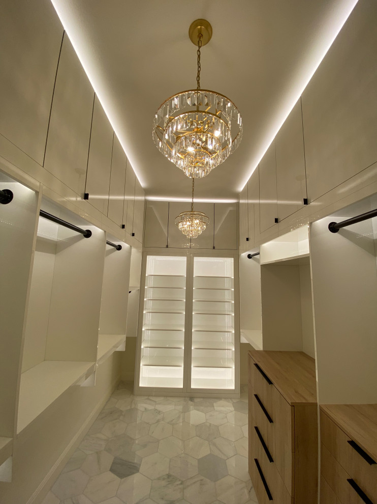 Idéer för funkis walk-in-closets, med marmorgolv och vitt golv
