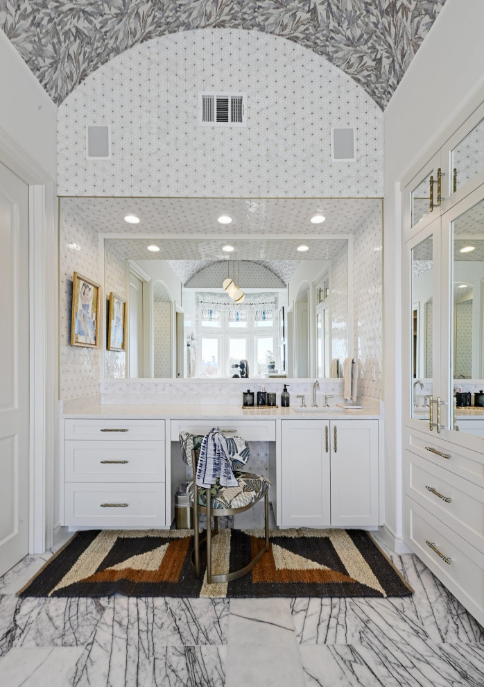 Свежая идея для дизайна: большая главная ванная комната в стиле модернизм с фасадами с выступающей филенкой, белыми фасадами, отдельно стоящей ванной, унитазом-моноблоком, разноцветной плиткой, мраморной плиткой, разноцветными стенами, мраморным полом, врезной раковиной, мраморной столешницей, разноцветным полом, открытым душем, белой столешницей, нишей, тумбой под две раковины, встроенной тумбой, потолком с обоями и обоями на стенах - отличное фото интерьера