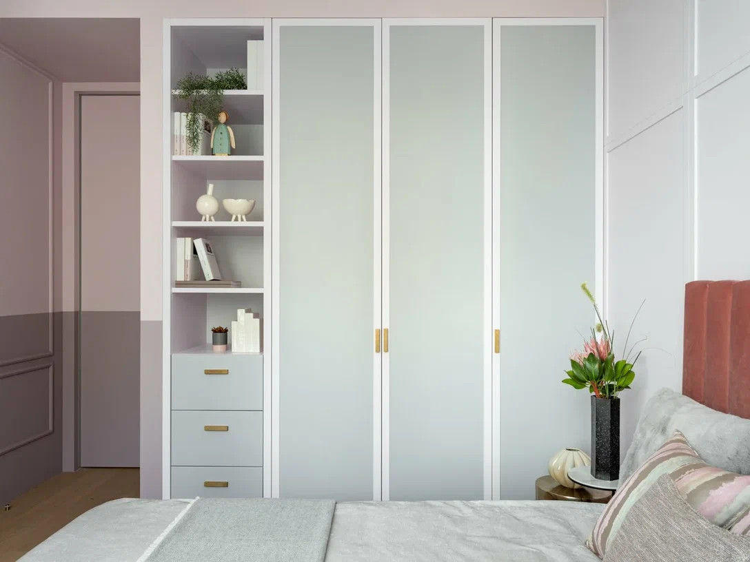 Шкаф в спальне девушки-студентки