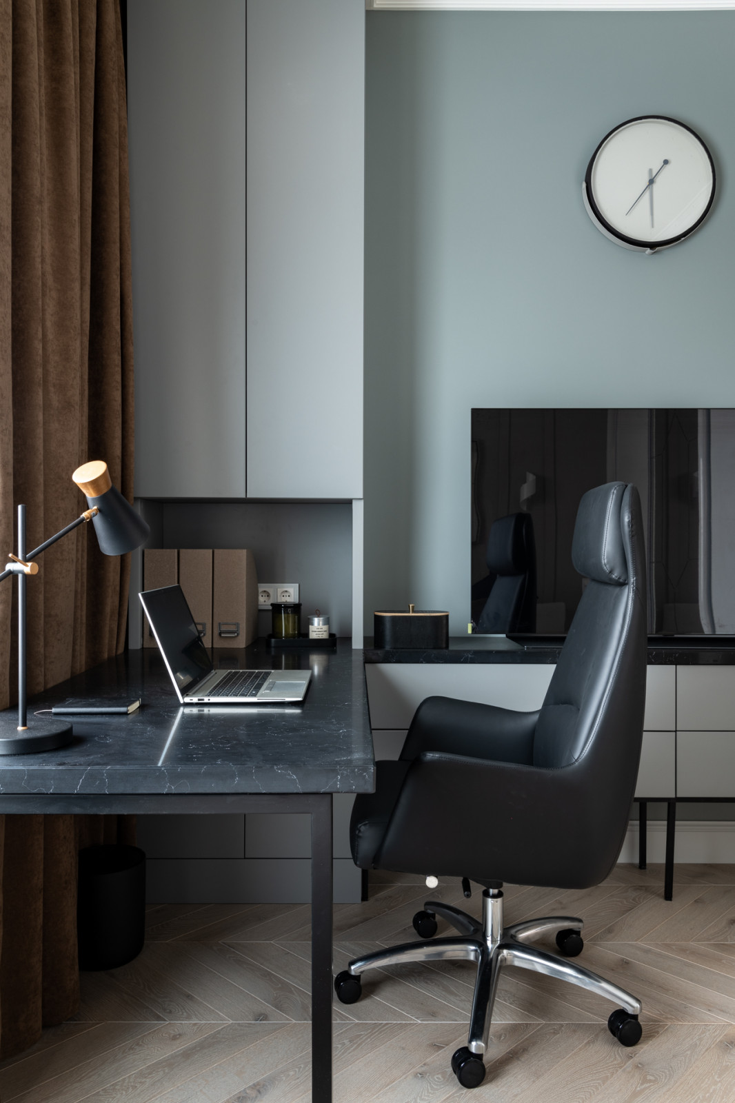 Журнал «Идеи Вашего Дома» назвал этот интерьер «обволакивающий уютом»