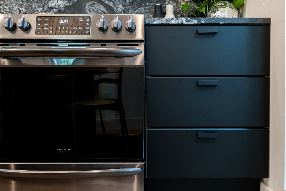 Kitchen - modern kitchen idea in Austin