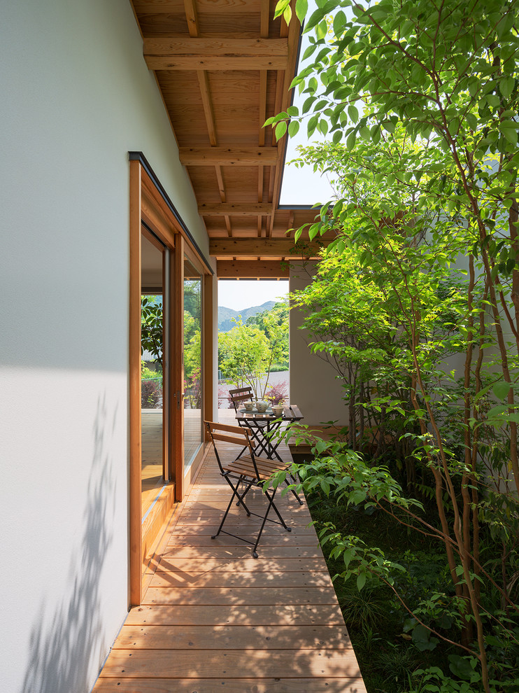 Foto de terraza asiática pequeña en patio trasero y anexo de casas