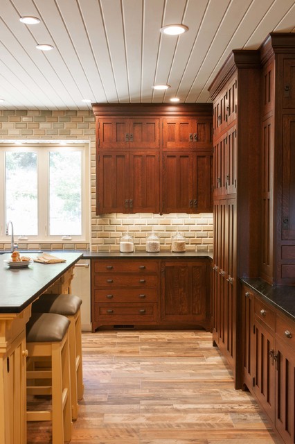 Arts & Crafts Kitchen with Craftsman Door Style amerikansk-craftsman-koek