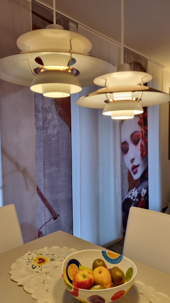 Kleines, Offenes Asiatisches Wohnzimmer ohne Kamin mit bunten Wänden, Porzellan-Bodenfliesen, TV-Wand, beigem Boden, eingelassener Decke und Tapetenwänden in Mailand