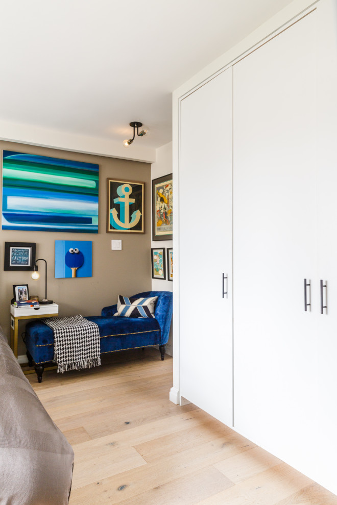 Свежая идея для дизайна: хозяйская спальня среднего размера в стиле фьюжн с синими стенами, светлым паркетным полом и обоями на стенах - отличное фото интерьера