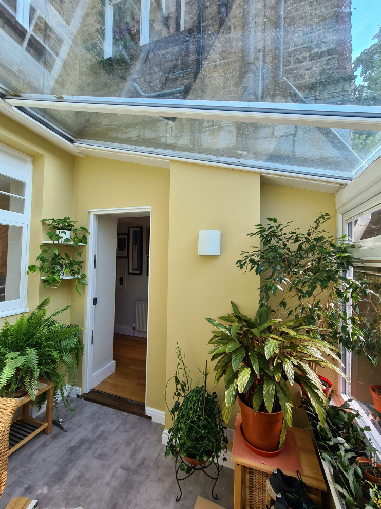 Idee per un portico classico di medie dimensioni e dietro casa con un portico chiuso, piastrelle, un tetto a sbalzo e parapetto in vetro