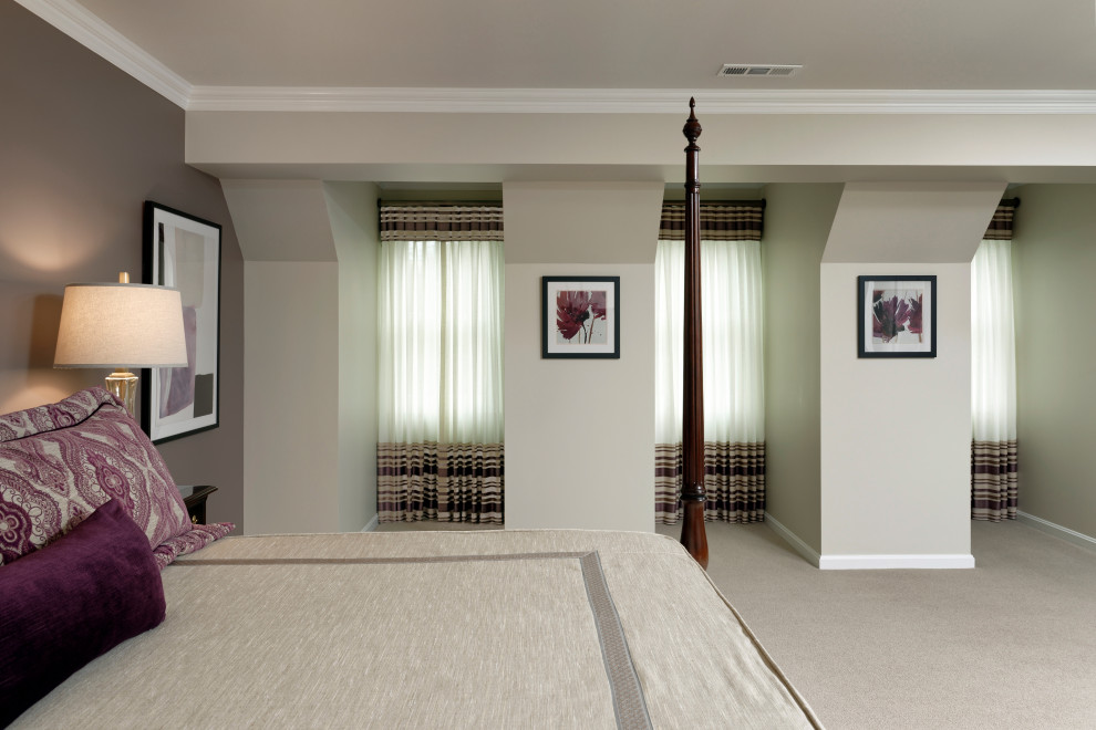 Источник вдохновения для домашнего уюта: хозяйская спальня в стиле неоклассика (современная классика) с серыми стенами и бежевым полом