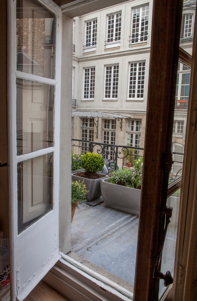 パリにあるラグジュアリーな小さなトランジショナルスタイルのおしゃれな住まいの写真