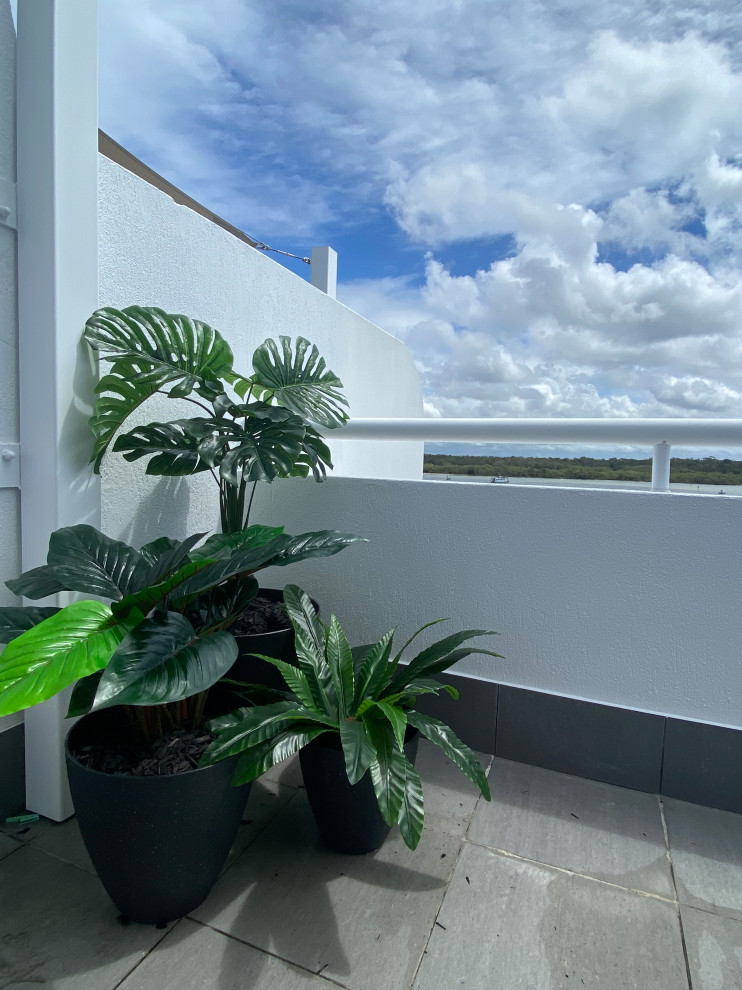 Inspiration for a tropical balcony in Sunshine Coast.